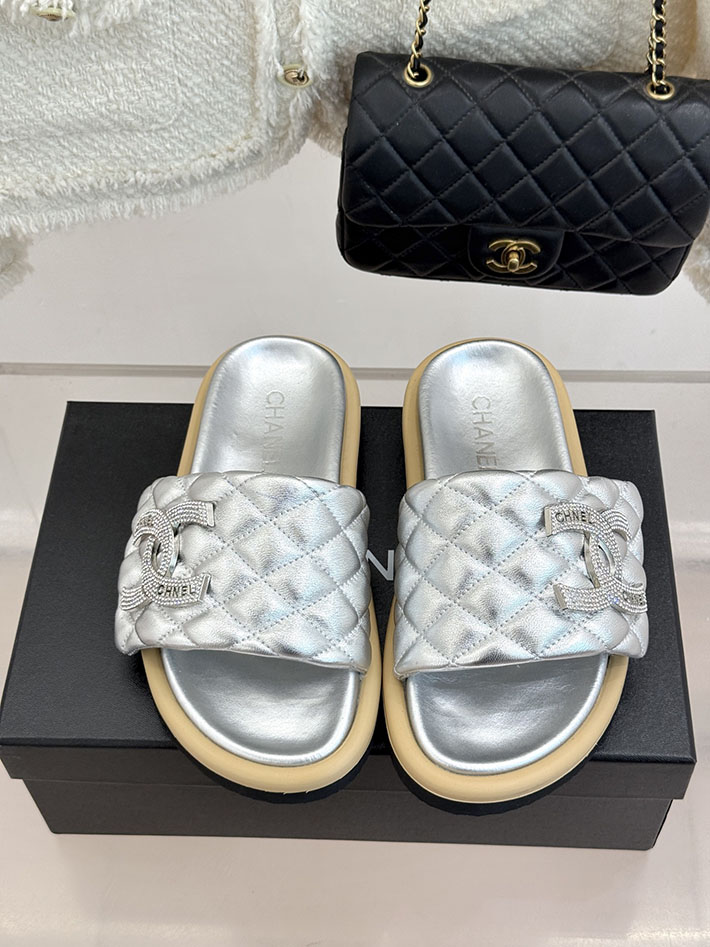 最高級シャネルスーパーコピー CHANEL 2026年春夏 新作 ラムスキン キルトウッド ミュール シルバー 2630814 シャネル サンダル 安い - 画像 (8)