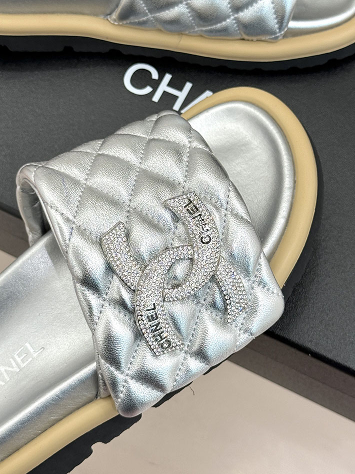 最高級シャネルスーパーコピー CHANEL 2026年春夏 新作 ラムスキン キルトウッド ミュール シルバー 2630814 シャネル サンダル 安い - 画像 (5)