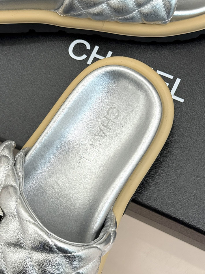 最高級シャネルスーパーコピー CHANEL 2026年春夏 新作 ラムスキン キルトウッド ミュール シルバー 2630814 シャネル サンダル 安い - 画像 (4)