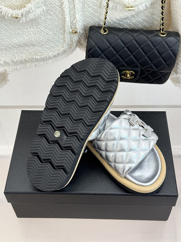 最高級シャネルスーパーコピー CHANEL 2026年春夏 新作 ラムスキン キルトウッド ミュール シルバー 2630814 シャネル サンダル 安い - 画像 (3)