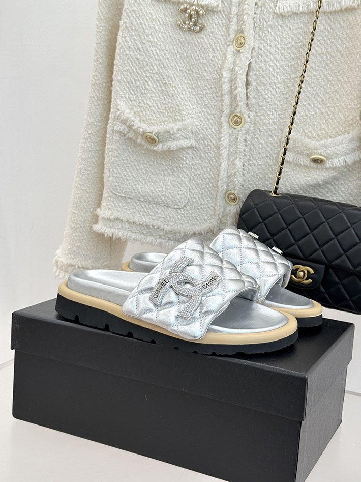 最高級シャネルスーパーコピー CHANEL 2026年春夏 新作 ラムスキン キルトウッド ミュール シルバー 2630814 シャネル サンダル 安い - 画像 (2)