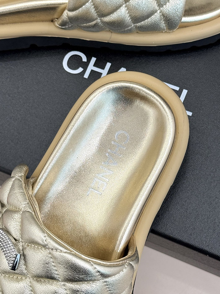 最高級シャネルスーパーコピー CHANEL 2026年春夏 新作 ラムスキン キルトウッド ミュール ゴールド 2630815 シャネル サンダル 定価 - 画像 (4)