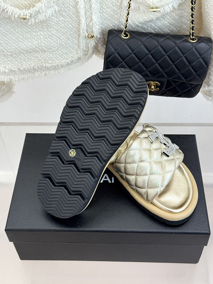 最高級シャネルスーパーコピー CHANEL 2026年春夏 新作 ラムスキン キルトウッド ミュール ゴールド 2630815 シャネル サンダル 定価 - 画像 (3)