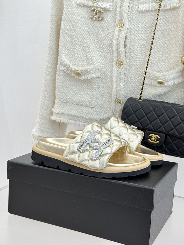 最高級シャネルスーパーコピー CHANEL 2026年春夏 新作 ラムスキン キルトウッド ミュール ゴールド 2630815 シャネル サンダル 定価 - 画像 (2)