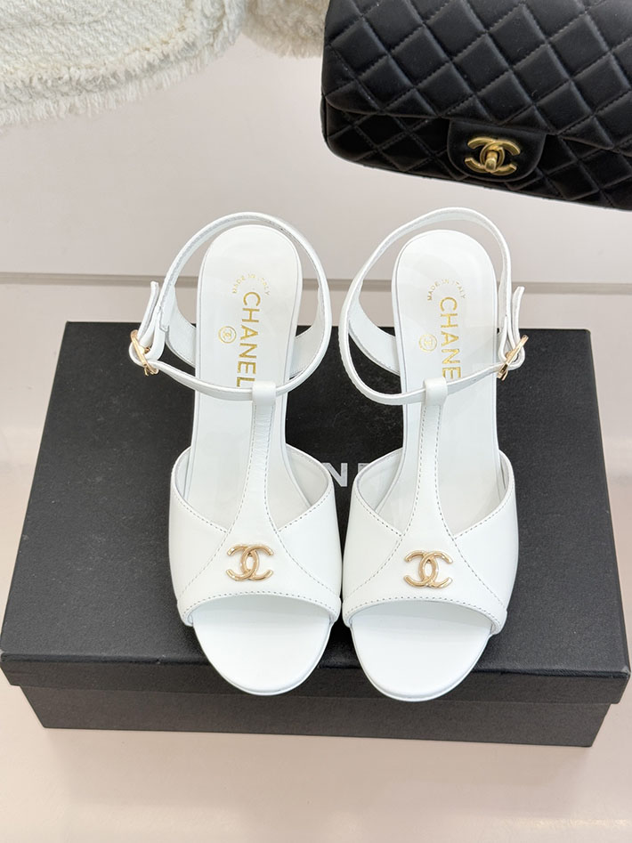 最高級シャネルスーパーコピー CHANEL 2026年 新作 Tストラップサンダル ココマーク ラムスキン ホワイト 2630852 シャネル サンダル 白 - 画像 (8)