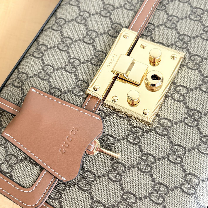 グッチ直営アウトレット店 GUCCI パドロック ミディアム トップハンドルバッグ ベージュ/ブラウン 838998 FAD6L 9758 グッチ バッグ アウトレット - 画像 (6)