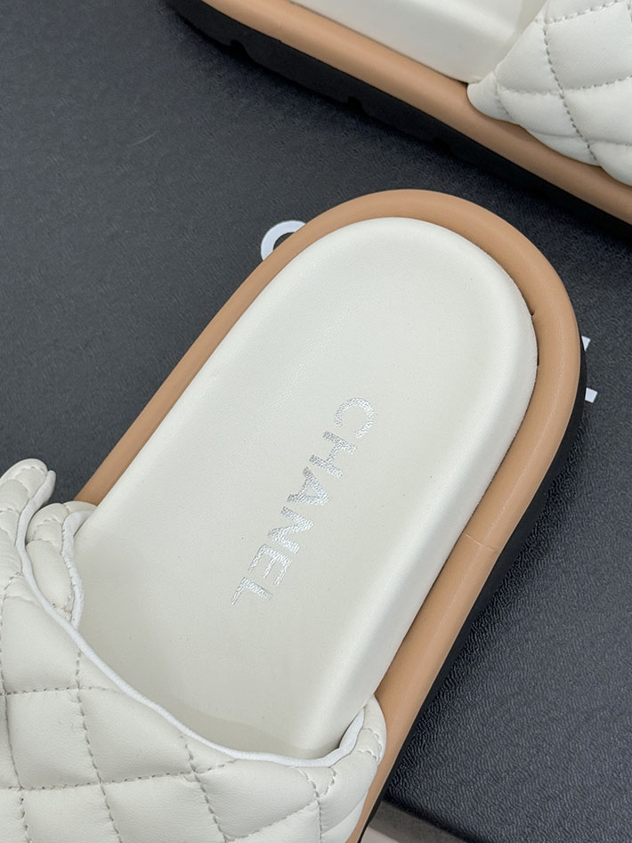 最高級シャネルスーパーコピー CHANEL 2026年 新作 サンダル マトラッセ ココマーク ミュール ホワイト 2630865 サンダル おしゃれ ブランド - 画像 (4)