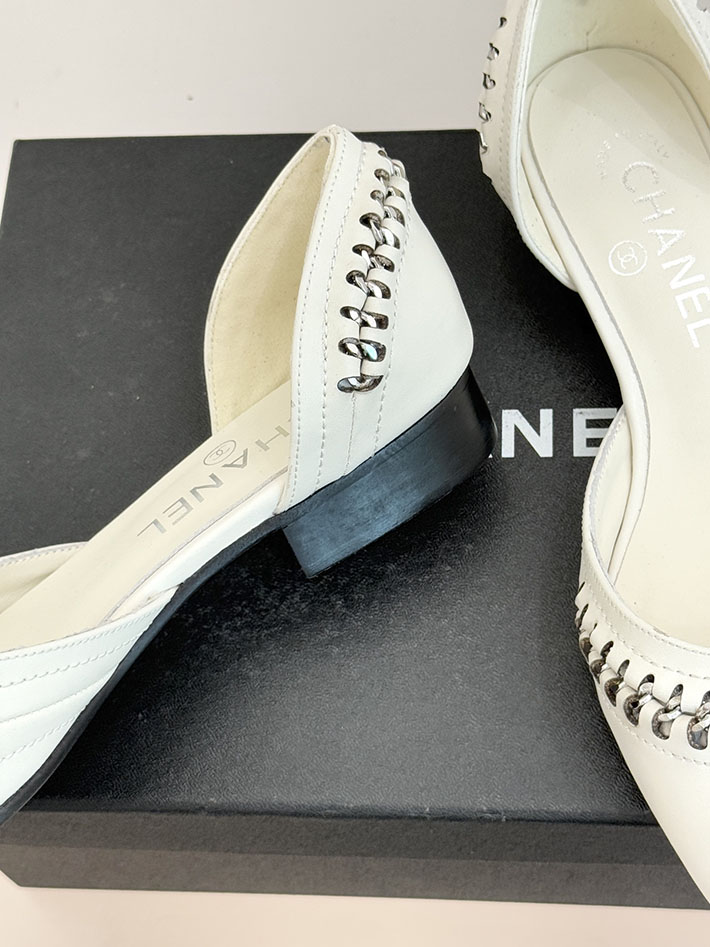 最高級シャネルスーパーコピー CHANEL サイドオープン チェーントリム パンプス ココマーク ホワイト 2630886 シャネル パンプス フラット - 画像 (6)