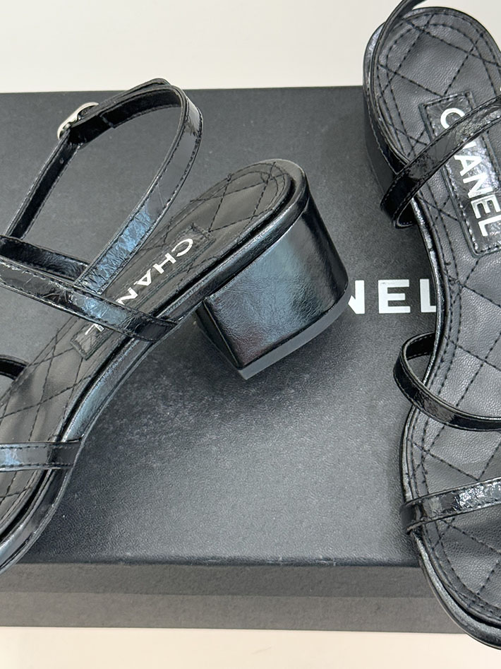 最高級シャネルスーパーコピー CHANEL ラグジュアリー サンダル ラミネート ラムスキン ブラック 2630960 シャネル風サンダル - 画像 (5)