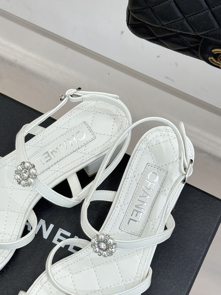 最高級シャネルスーパーコピー CHANEL ラグジュアリー サンダル ラミネート ラムスキン ホワイト 2630961 シャネル新作サンダル - 画像 (3)
