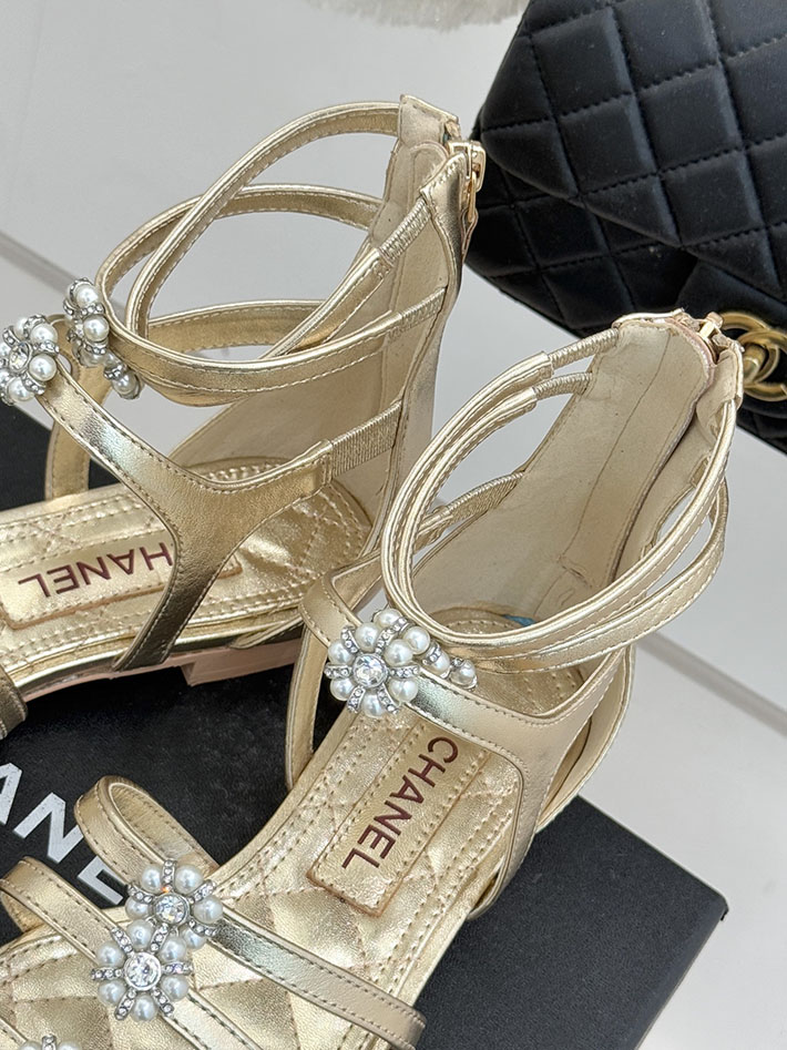 最高級シャネルスーパーコピー CHANEL グラディエーター サンダル ラミネート ラムスキン 新作 ゴールド 2630966 レディース シャネル サンダル - 画像 (3)