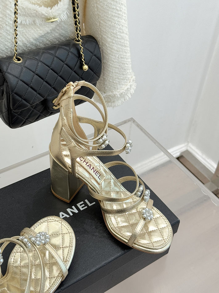 最高級シャネルスーパーコピー CHANEL チャンキーヒール グラディエーター ラミネート ラムスキン ホワイト 2630968 シャネル サンダル 新作 - 画像 (6)
