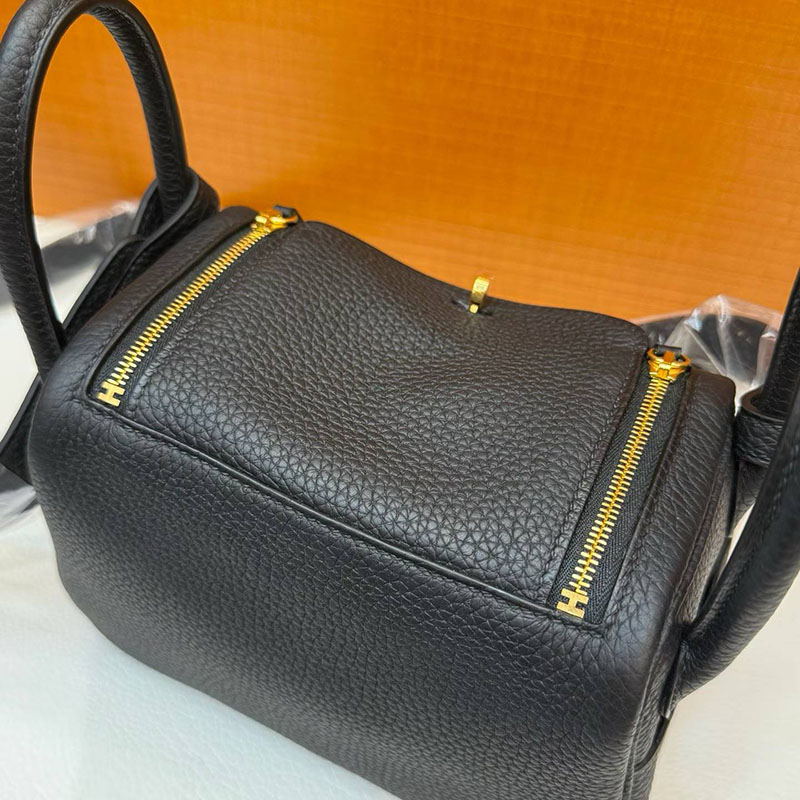 エルメス リンディミニの通販 HERMES ミニリンディ 黒 ブラック トリヨンクレマンス ゴールド金具 H082608CC89 リンディ ミニサイズ - 画像 (5)