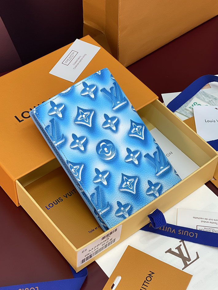 ルイヴィトン カードケース 販売店舗 lv パスポートカバー クーヴェルテュール・パスポール フローズンブルー 2633296 ヴィトン カードケース 財布代わり - 画像 (12)