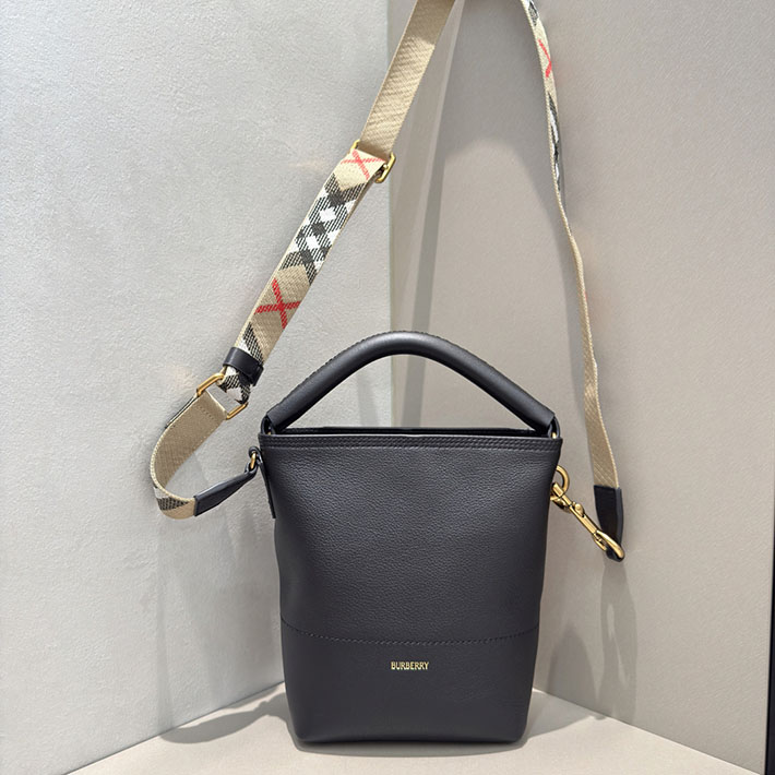 バーバリー バッグ アウトレット Burberry ミニ Bクリップ バケットバッグ ブラック 81235941 バーバリー TBバッグ - 画像 (5)