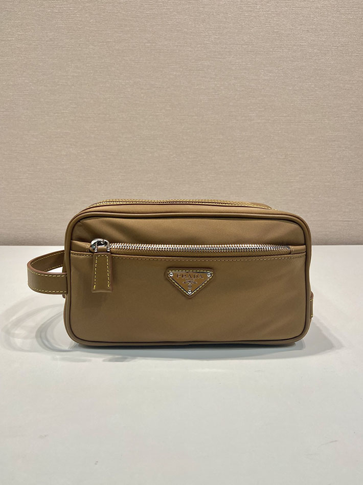 プラダ バッグ メンズ 新作 PRADA Re-Nylon リナイロン トライアングルロゴ クラッチバッグ キャメルブラウン 2633324 プラダ クラッチバッグ ナイロン - 画像 (9)