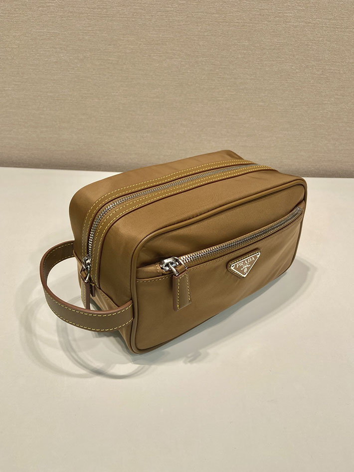 プラダ バッグ メンズ 新作 PRADA Re-Nylon リナイロン トライアングルロゴ クラッチバッグ キャメルブラウン 2633324 プラダ クラッチバッグ ナイロン - 画像 (8)