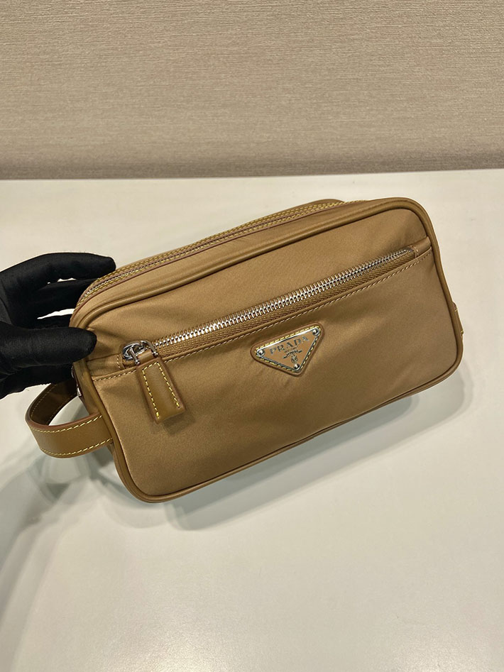プラダ バッグ メンズ 新作 PRADA Re-Nylon リナイロン トライアングルロゴ クラッチバッグ キャメルブラウン 2633324 プラダ クラッチバッグ ナイロン - 画像 (7)