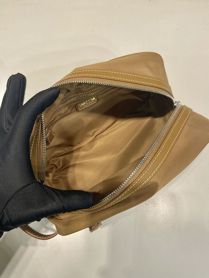 プラダ バッグ メンズ 新作 PRADA Re-Nylon リナイロン トライアングルロゴ クラッチバッグ キャメルブラウン 2633324 プラダ クラッチバッグ ナイロン - 画像 (3)