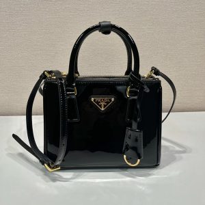 プラダ バッグ 斜 めがけ