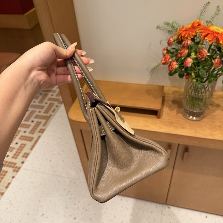 ショルダーバーキン29の定価 HERMES バーキンショルダーライト 29 エトゥープ エバーカラー ゴールド金具 H085236CC18 エルメス バッグ 新作 - 画像 (3)
