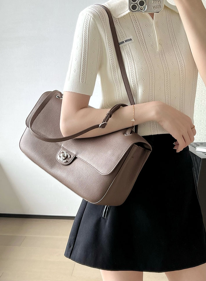 シャネル 新作バッグ 2026 CHANEL 2026年 新作 マキシ ハンドバッグ ブラウン AS6231-B24008-U8391 シャネル バッグ 新作 - 画像 (2)