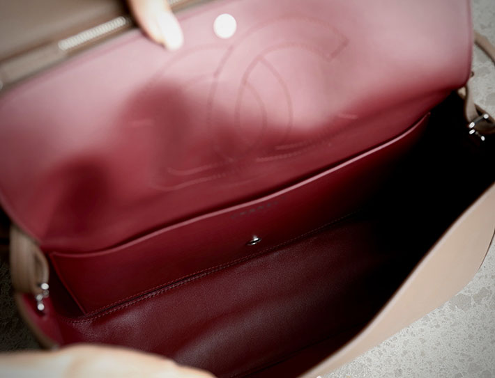 シャネル 新作バッグ 2026 CHANEL 2026年 新作 マキシ ハンドバッグ ブラウン AS6231-B24008-U8391 シャネル バッグ 新作 - 画像 (4)
