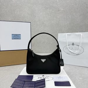 プラダ ミニバッグ ナイロン