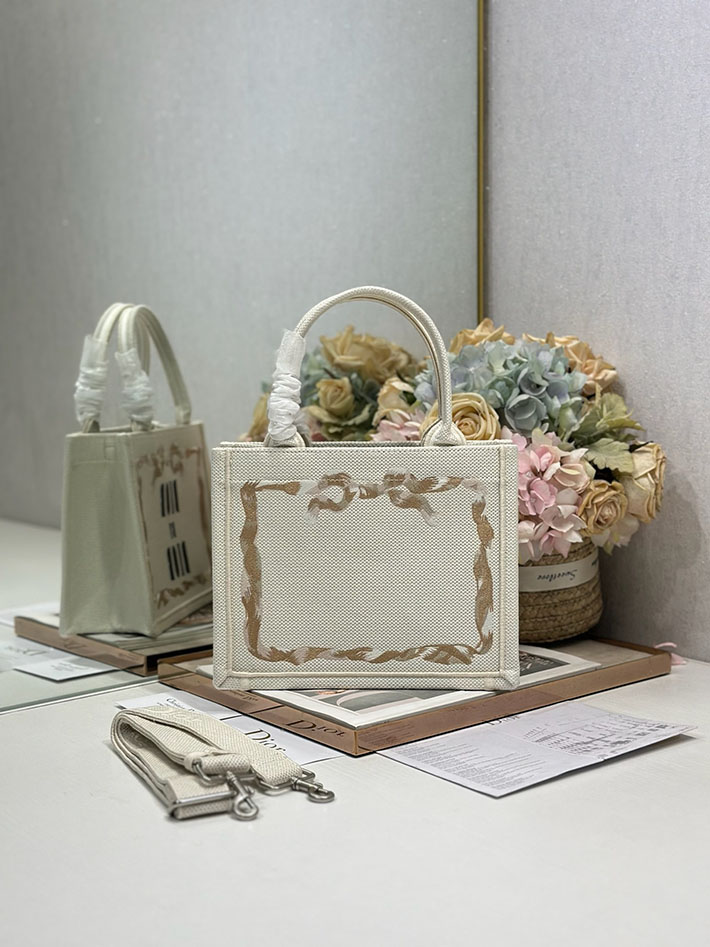 最高級ディオールスーパーコピー Dior Book Tote ストラップ付きバッグ スモール ラテ M1404PEWL_M38I ディオール トートバッグ ミニ - 画像 (9)