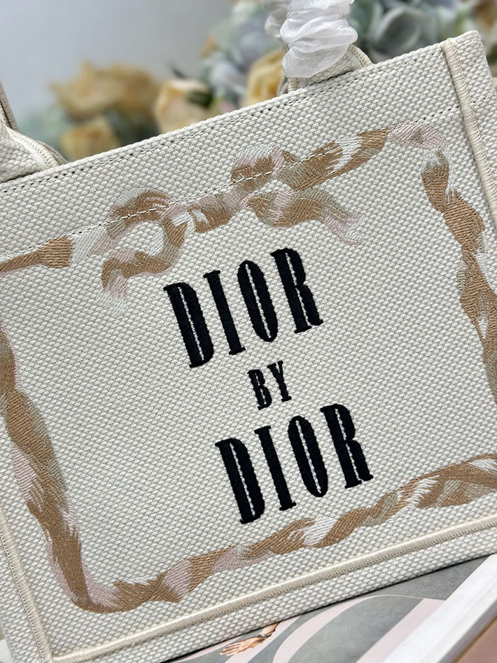 最高級ディオールスーパーコピー Dior Book Tote ストラップ付きバッグ スモール ラテ M1404PEWL_M38I ディオール トートバッグ ミニ - 画像 (7)