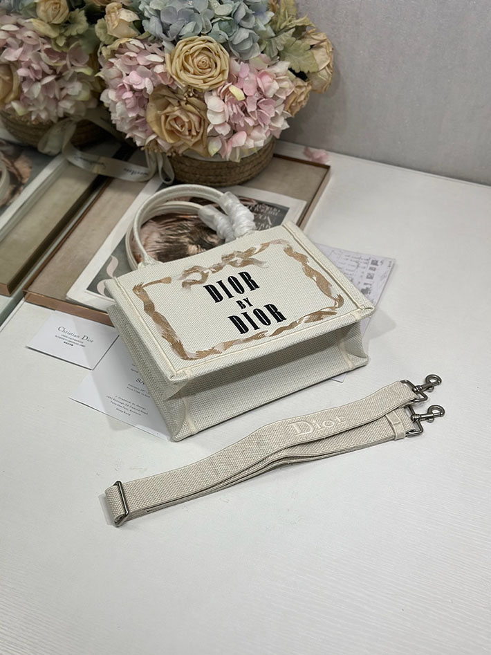 最高級ディオールスーパーコピー Dior Book Tote ストラップ付きバッグ スモール ラテ M1404PEWL_M38I ディオール トートバッグ ミニ - 画像 (5)