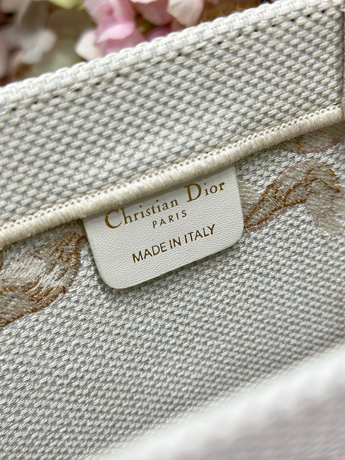 最高級ディオールスーパーコピー Dior Book Tote ストラップ付きバッグ スモール ラテ M1404PEWL_M38I ディオール トートバッグ ミニ - 画像 (4)