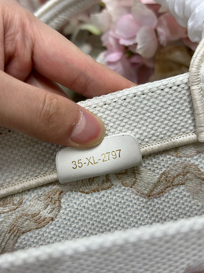 最高級ディオールスーパーコピー Dior Book Tote ストラップ付きバッグ スモール ラテ M1404PEWL_M38I ディオール トートバッグ ミニ - 画像 (3)