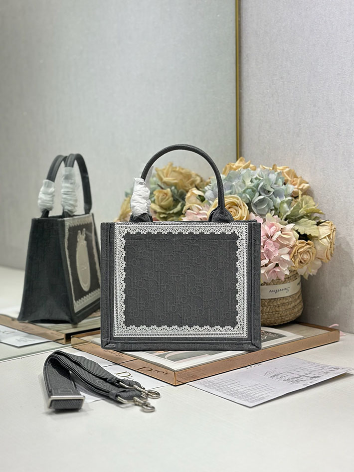 最高級ディオールスーパーコピー Dior Book Tote ストラップ付きバッグ スモール グレー M1404PEHS_M20I ディオール ブックトート 限定 - 画像 (9)