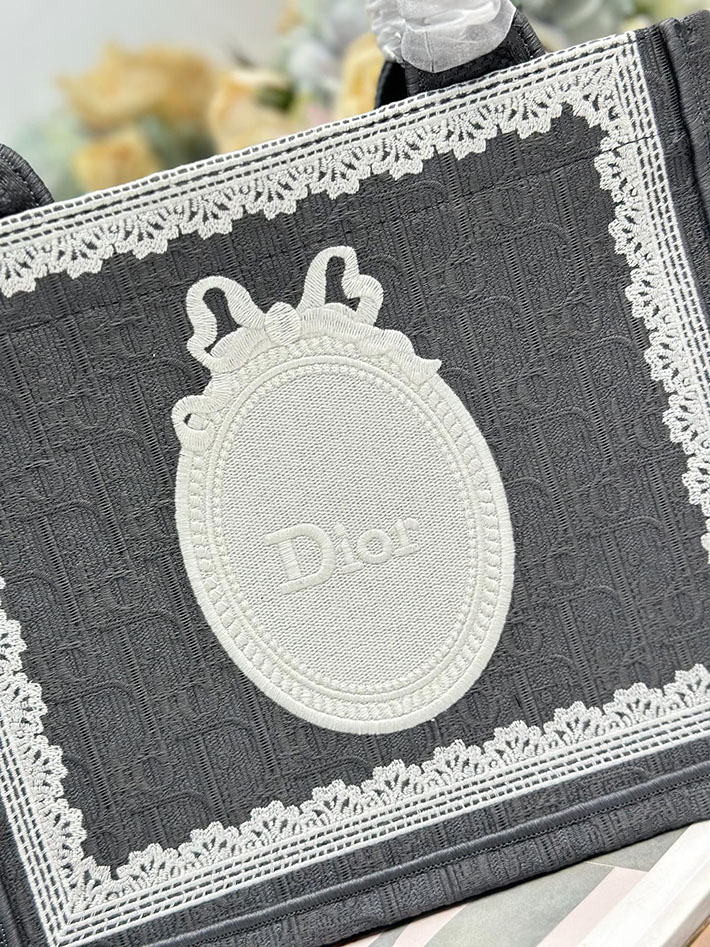 最高級ディオールスーパーコピー Dior Book Tote ストラップ付きバッグ スモール グレー M1404PEHS_M20I ディオール ブックトート 限定 - 画像 (7)