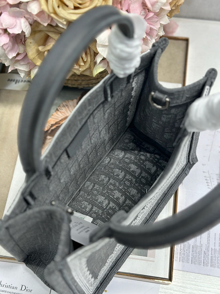 最高級ディオールスーパーコピー Dior Book Tote ストラップ付きバッグ スモール グレー M1404PEHS_M20I ディオール ブックトート 限定 - 画像 (6)
