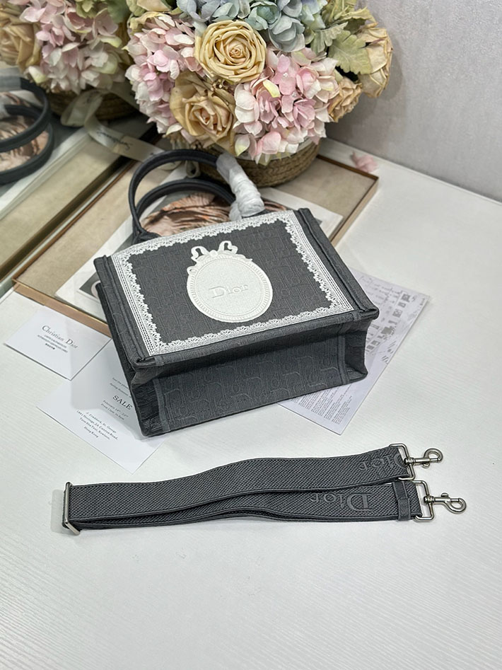 最高級ディオールスーパーコピー Dior Book Tote ストラップ付きバッグ スモール グレー M1404PEHS_M20I ディオール ブックトート 限定 - 画像 (5)