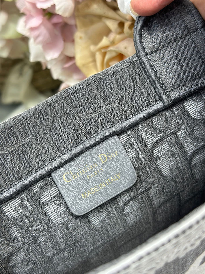 最高級ディオールスーパーコピー Dior Book Tote ストラップ付きバッグ スモール グレー M1404PEHS_M20I ディオール ブックトート 限定 - 画像 (4)