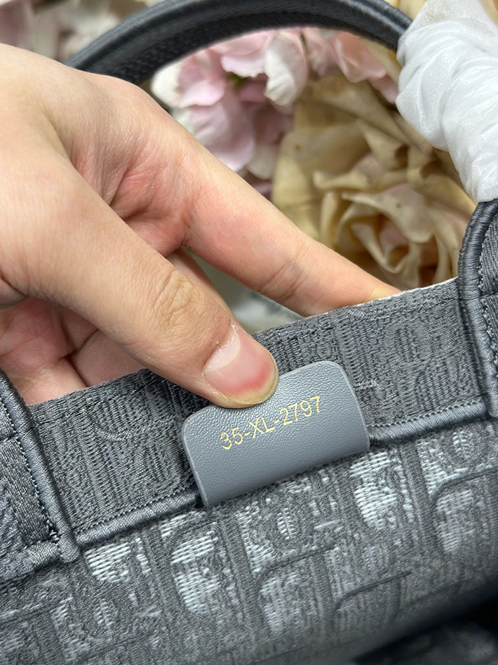 最高級ディオールスーパーコピー Dior Book Tote ストラップ付きバッグ スモール グレー M1404PEHS_M20I ディオール ブックトート 限定 - 画像 (3)