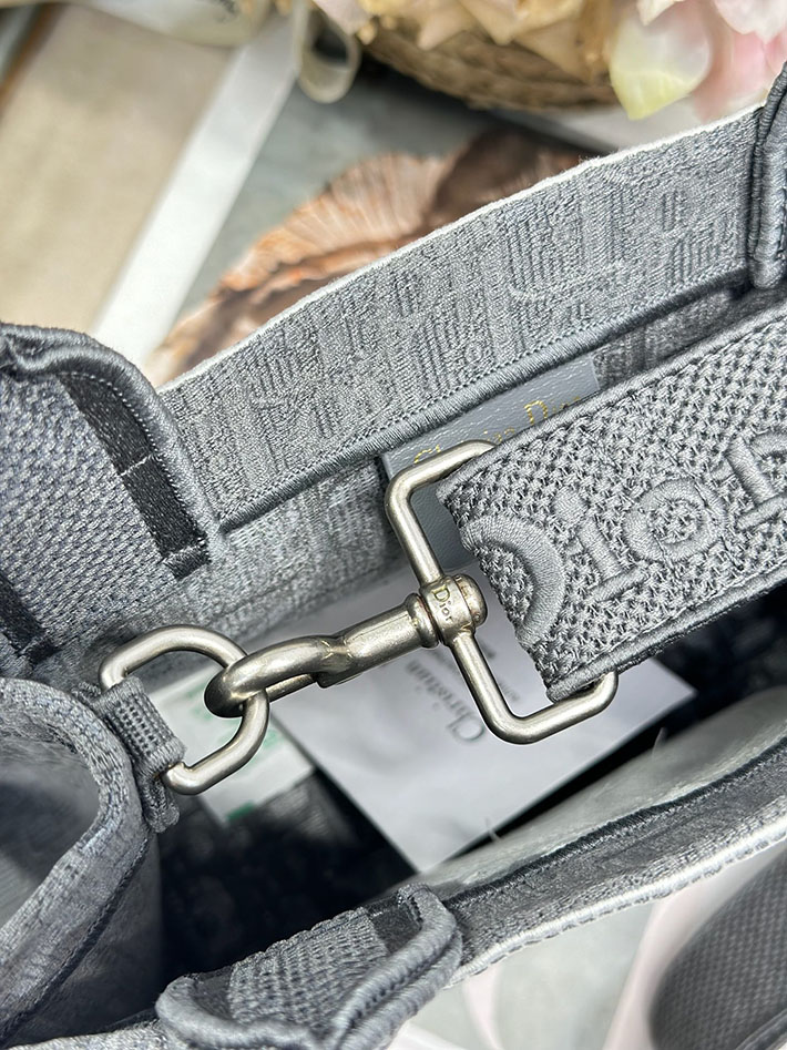 最高級ディオールスーパーコピー Dior Book Tote ストラップ付きバッグ スモール グレー M1404PEHS_M20I ディオール ブックトート 限定 - 画像 (2)