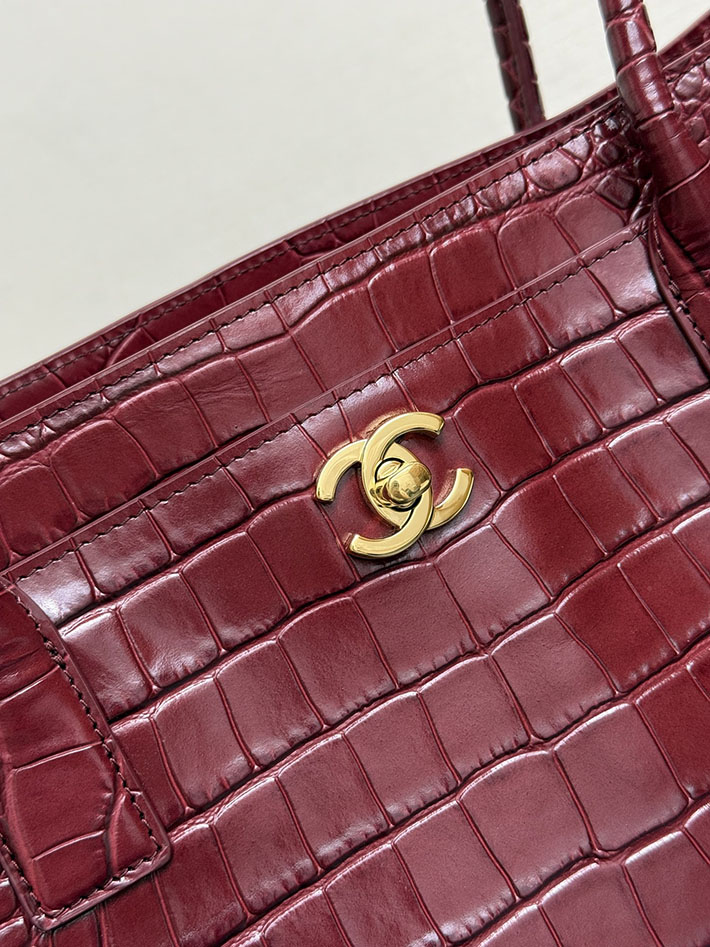 シャネル 新作バッグ 2026 CHANEL スモールショッピングバッグ クロコダイルエンボス ワインレッド AS6243 B24144 NZG79 シャネル バッグ クロコ - 画像 (9)