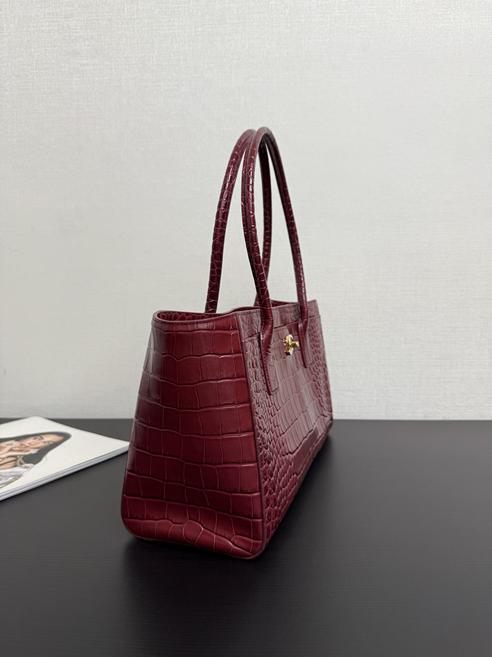 シャネル 新作バッグ 2026 CHANEL スモールショッピングバッグ クロコダイルエンボス ワインレッド AS6243 B24144 NZG79 シャネル バッグ クロコ - 画像 (8)