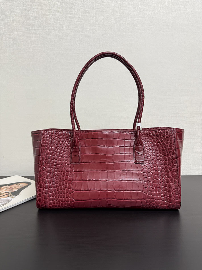 シャネル 新作バッグ 2026 CHANEL スモールショッピングバッグ クロコダイルエンボス ワインレッド AS6243 B24144 NZG79 シャネル バッグ クロコ - 画像 (7)