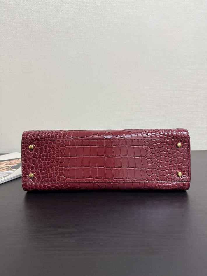 シャネル 新作バッグ 2026 CHANEL スモールショッピングバッグ クロコダイルエンボス ワインレッド AS6243 B24144 NZG79 シャネル バッグ クロコ - 画像 (6)