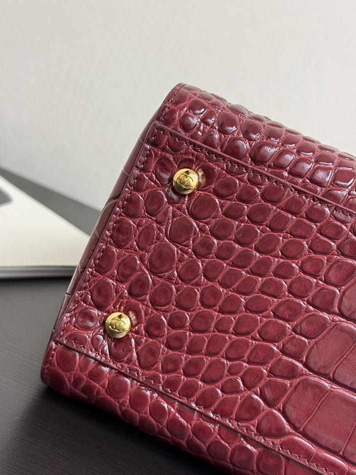 シャネル 新作バッグ 2026 CHANEL スモールショッピングバッグ クロコダイルエンボス ワインレッド AS6243 B24144 NZG79 シャネル バッグ クロコ - 画像 (5)
