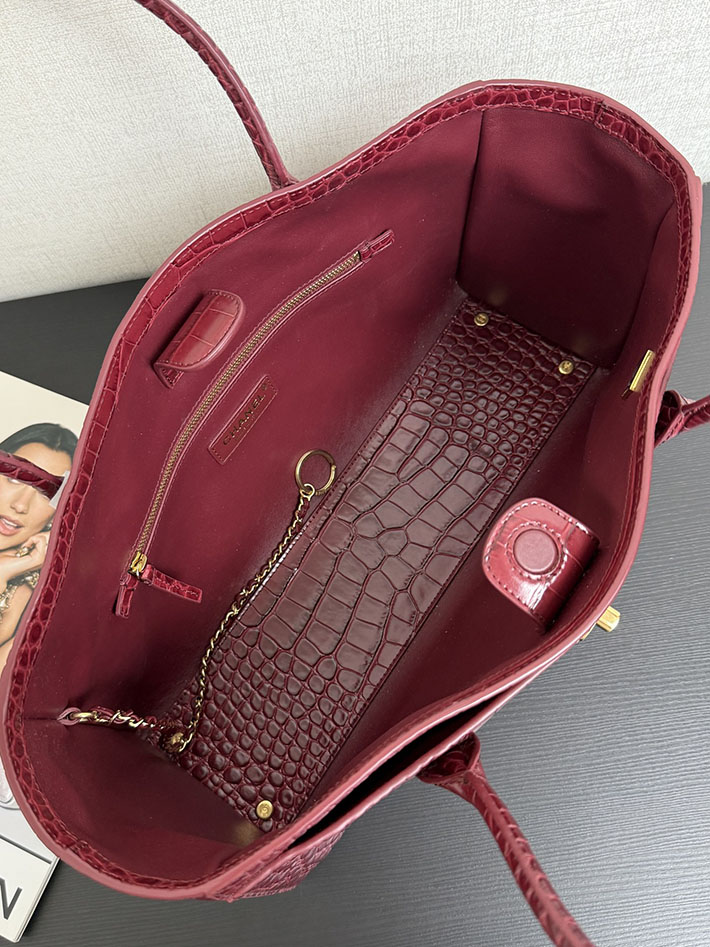 シャネル 新作バッグ 2026 CHANEL スモールショッピングバッグ クロコダイルエンボス ワインレッド AS6243 B24144 NZG79 シャネル バッグ クロコ - 画像 (4)