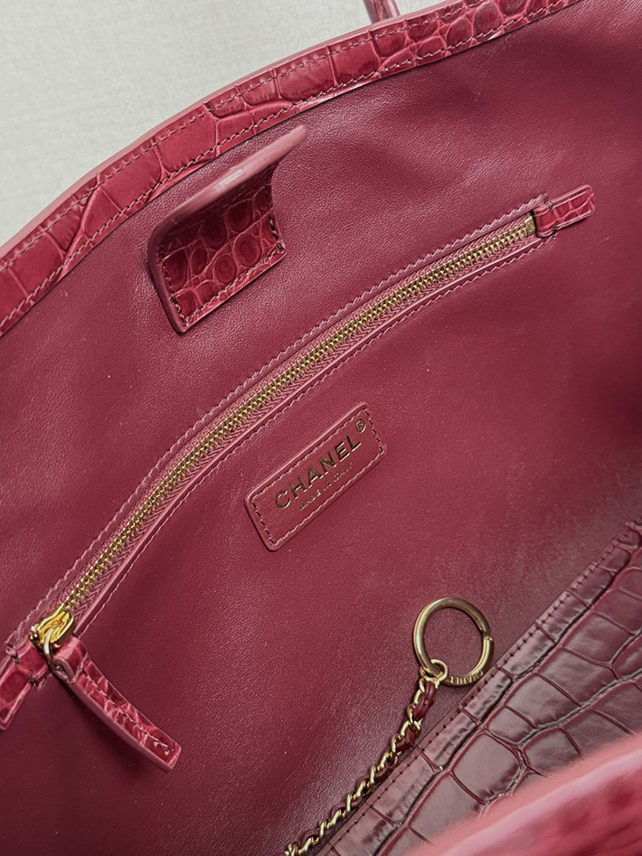 シャネル 新作バッグ 2026 CHANEL スモールショッピングバッグ クロコダイルエンボス ワインレッド AS6243 B24144 NZG79 シャネル バッグ クロコ - 画像 (3)