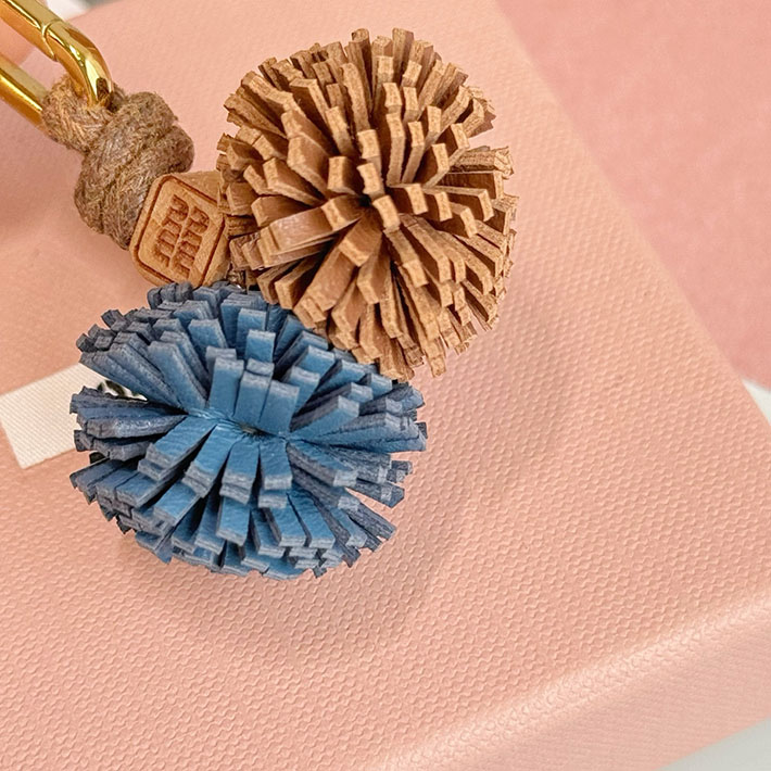 最高級MiuMiuスーパーコピー ミュウミュウ レザー マイクロトリック コニャックブラウン/アストラルブルー 5ID008_2FLQ_F0NP5 MiuMiu バッグチャーム - 画像 (4)