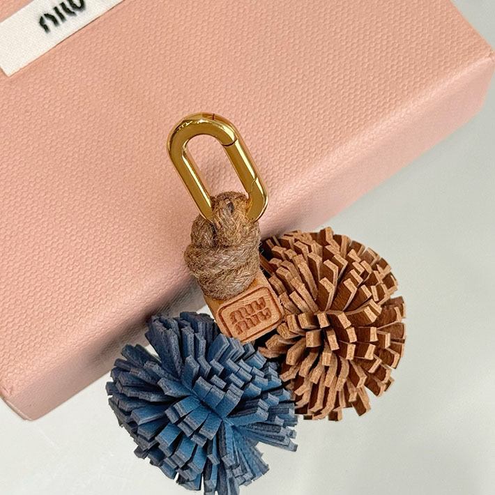 最高級MiuMiuスーパーコピー ミュウミュウ レザー マイクロトリック コニャックブラウン/アストラルブルー 5ID008_2FLQ_F0NP5 MiuMiu バッグチャーム - 画像 (3)