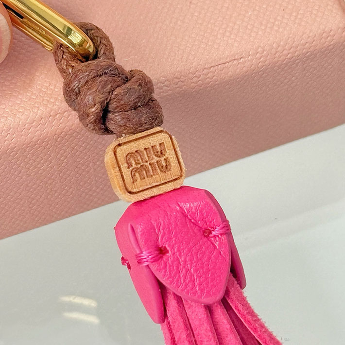 最高級MiuMiuスーパーコピー ミュウミュウ レザー マイクロトリック フューシャピンク 5ID007_2FLQ_F0029 Miumiu キーチャーム - 画像 (5)